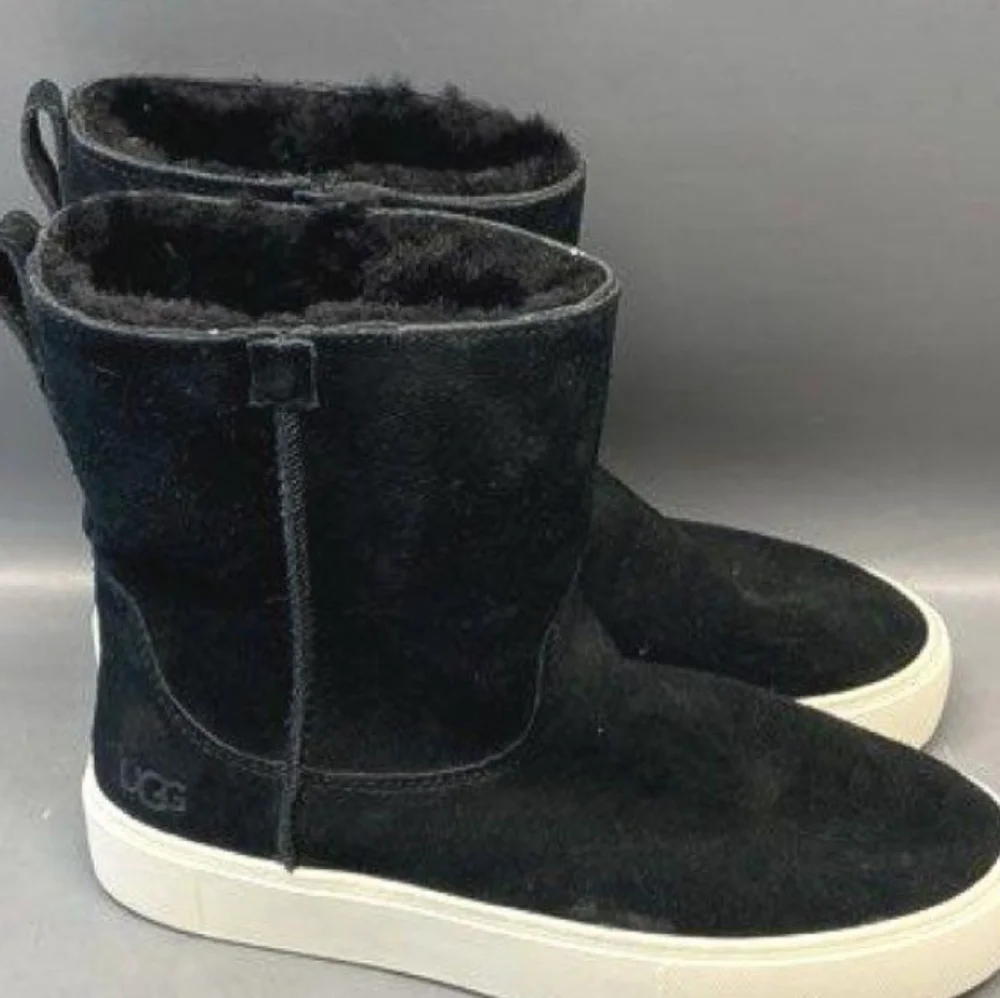 UGG stylish black